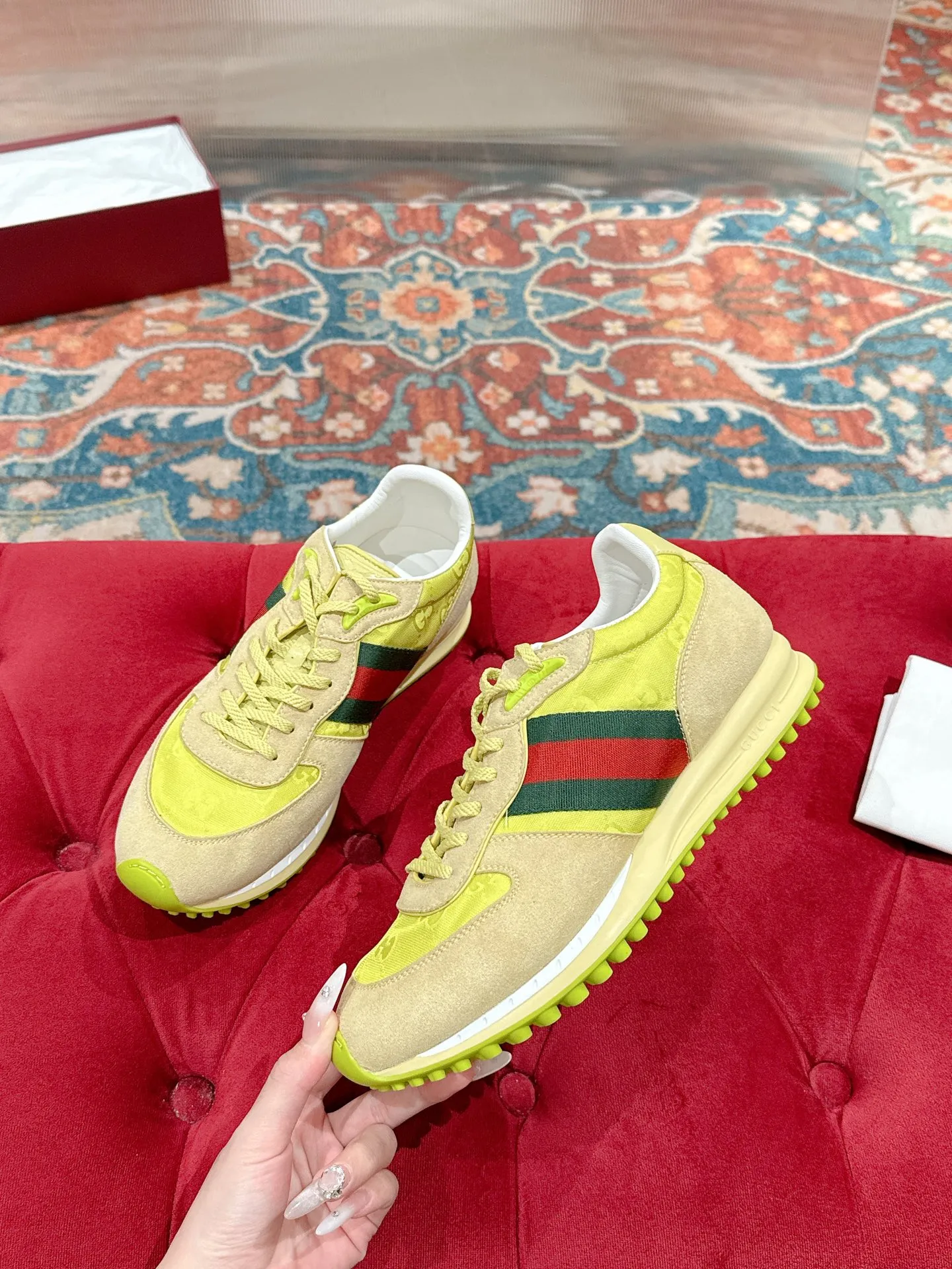 p700🐮🐮 GUCCI 2025 latest spring and summer catwalk style sports shoes Forrest Gump shoes 25 super popular show items with high appearance rate and many celebrities and Internet celebrities. The classic shoe design uses innovative stitching technology to create a water-like flowing texture. Super comfortable on the feet. Leather splicing and breathable logo fabric with classic green and red webbing embellishment. All show the brand tone (buttons are removable) original molded combination outsole ▪️Size: Male 39-44 (Male 45, customized, non-returnable)